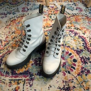 Dr. Martens Leona boot in color bone